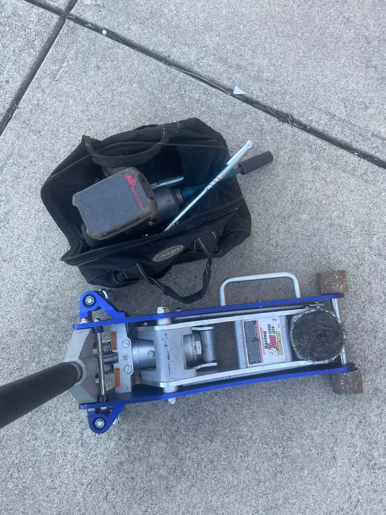 tools for tire replacement used by quickpop roadside assistance